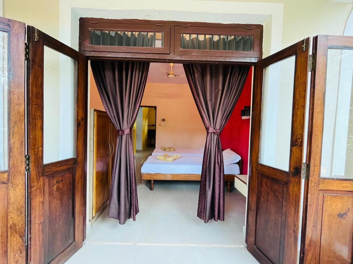Naga Cottages Morjim Bagian luar foto